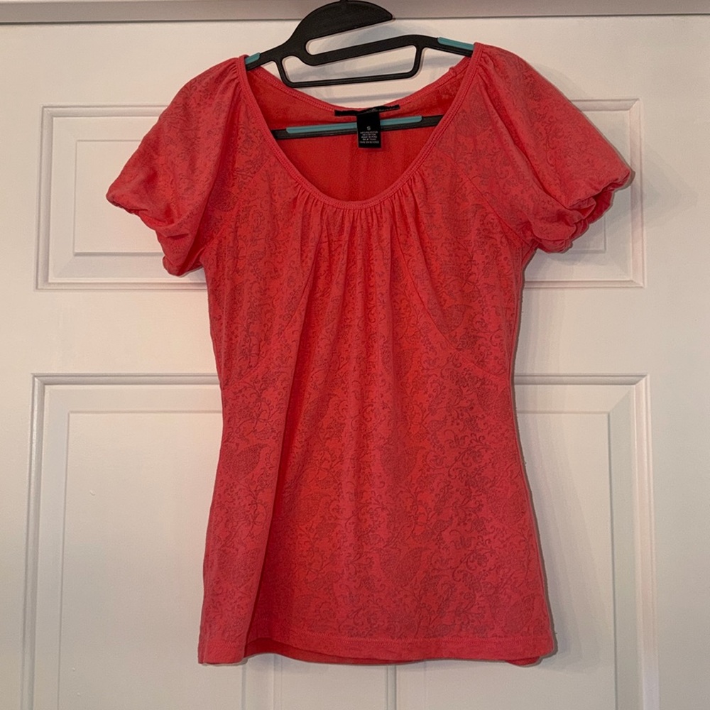 Patterned coral pink shirt short sleeves